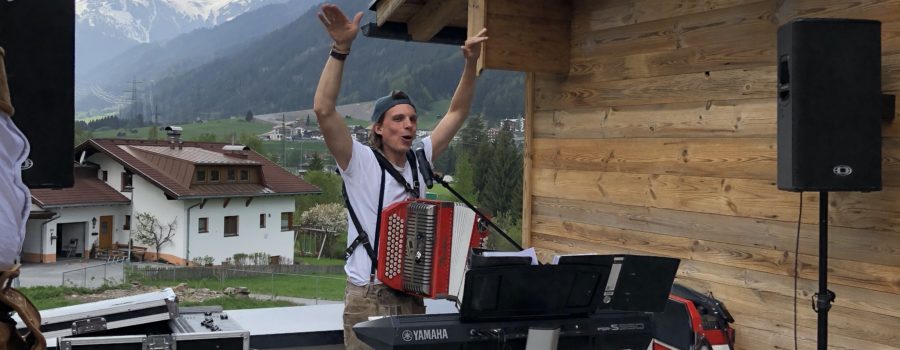 The perfect day for a party @rifflerlodge ☀️ 🍻 💃🏽 Thanks @alexpezzei for the great music 🎶 ! @antondatirol #rifflerlodge #summer #prost